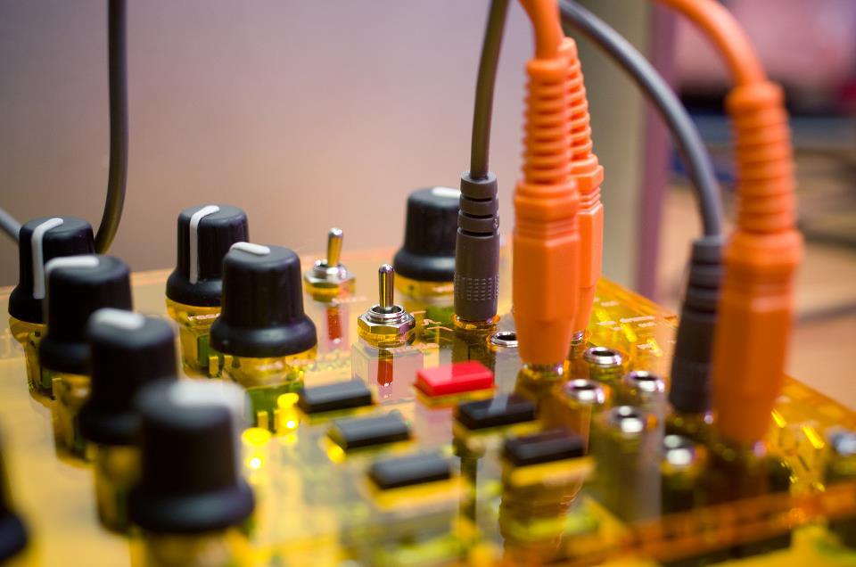 anushri-synthesizer-close-up