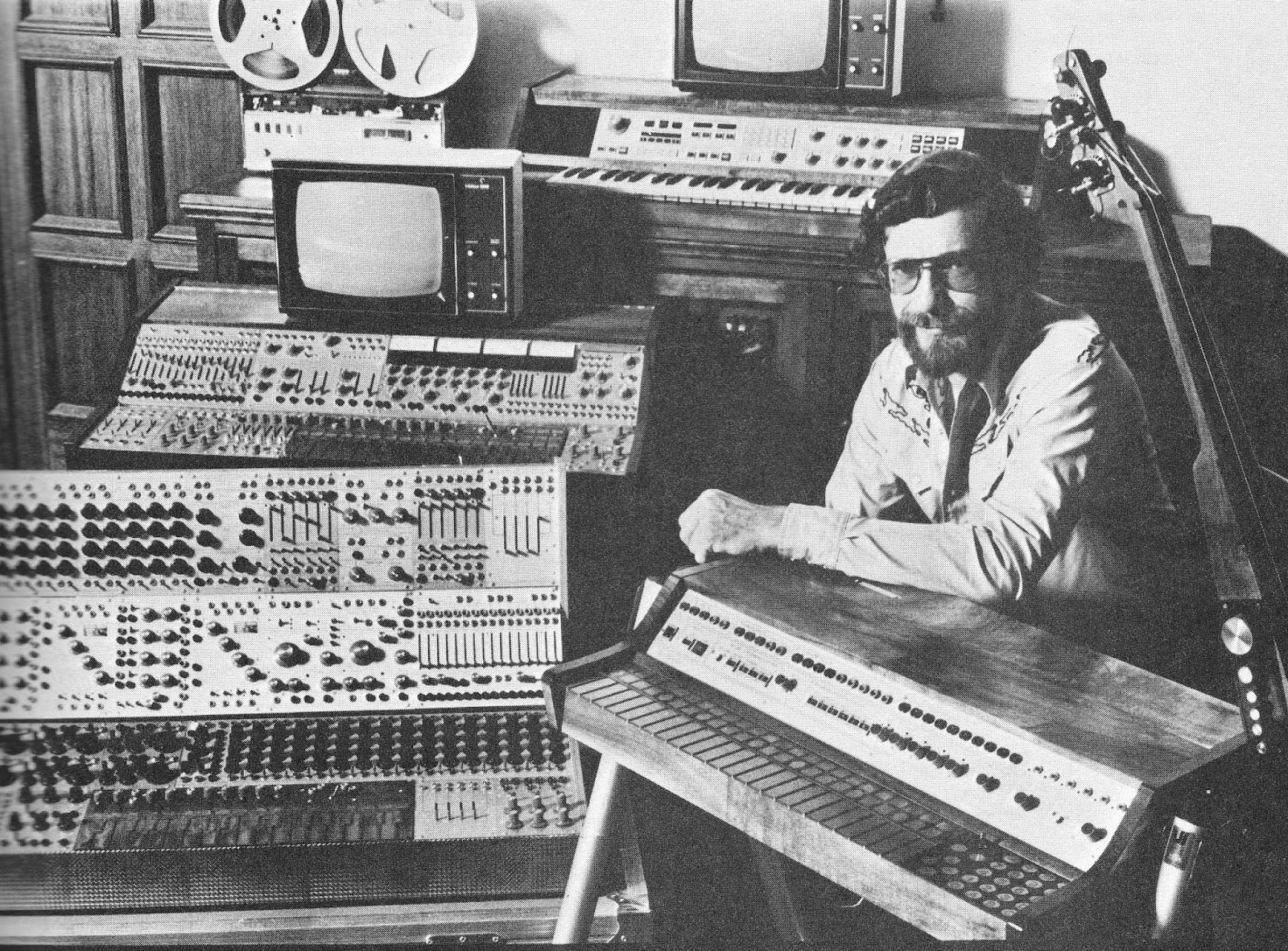 Композиторы 1960. Синти 100 синтезатор. Don Buchla. Синтезатор Buchla.