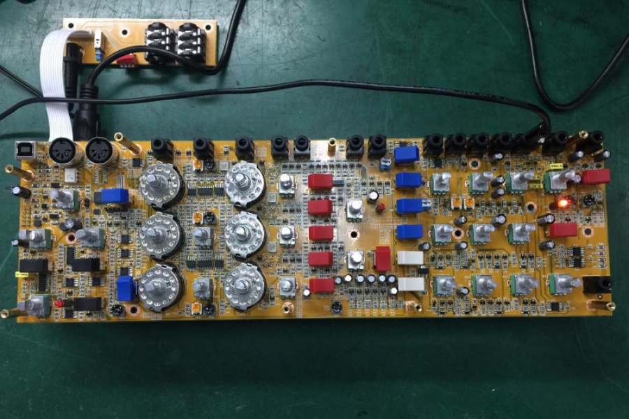 Как выглядит Behringer D изнутри?